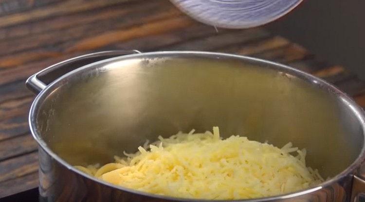 Προσθέστε ζεστό parmesan, μοτσαρέλα και τυρί cottage στο ζεστό ζυμαρικά.