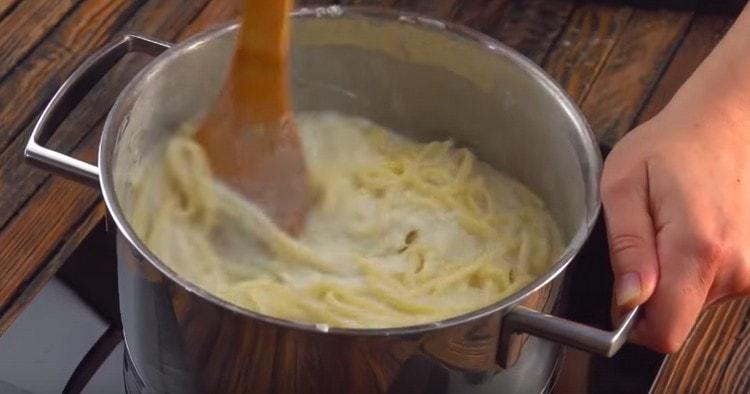 Mescolare bene la pasta calda.