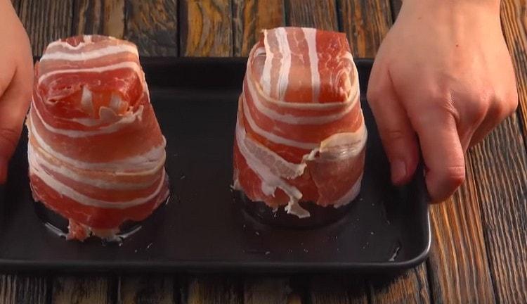 Zabalte sklenici se dvěma dalšími plátky slaniny.