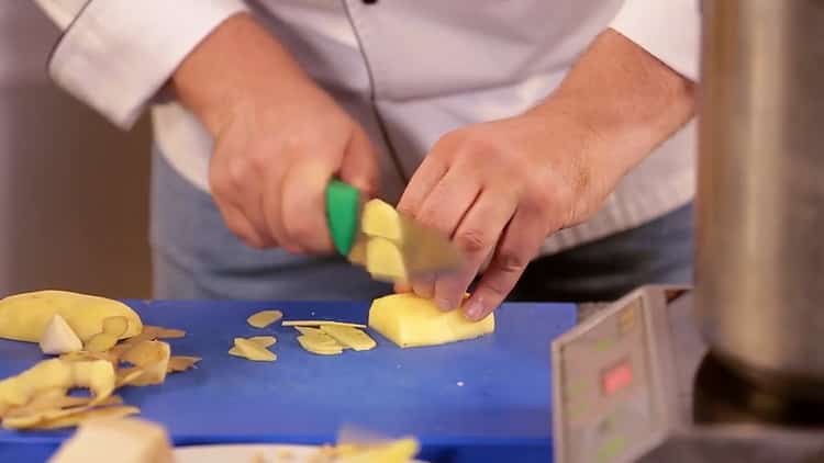 Die Kartoffeln hacken, um eine Paste zu machen