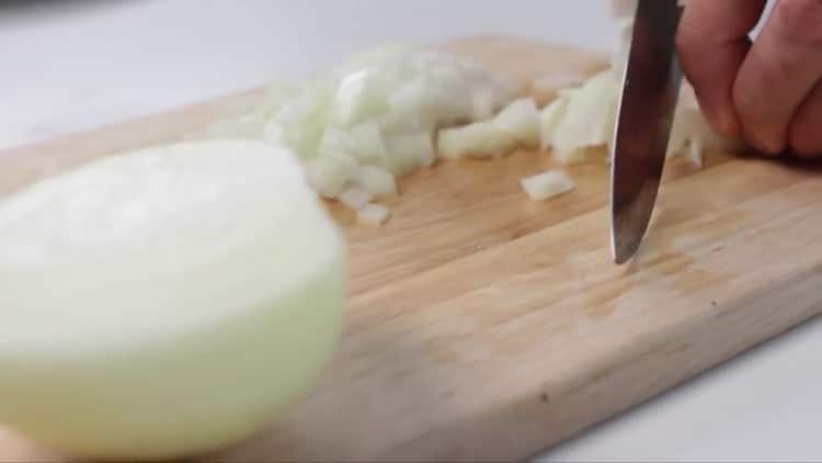 Per fare la pasta, tagliare la cipolla