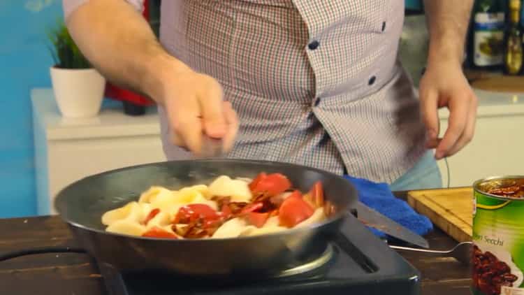 Mescolare gli ingredienti per la pasta di seppia
