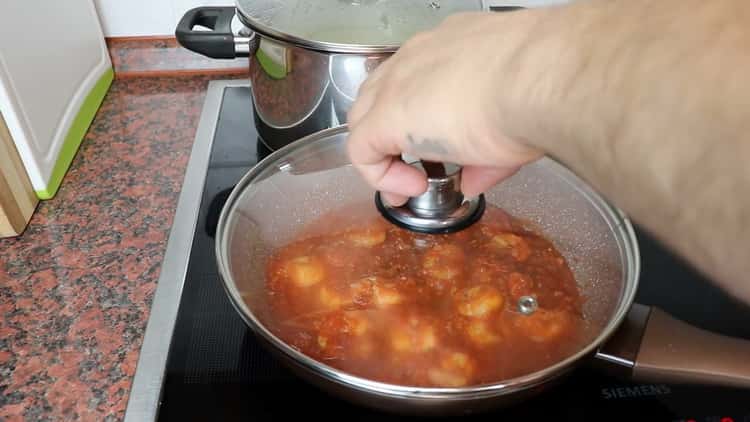 Per preparare la pasta, preparare la salsa