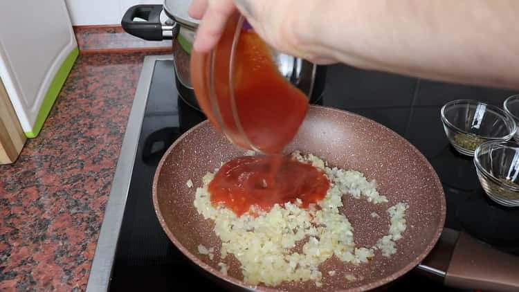 Добавете доматено пюре, за да направите паста
