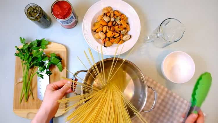 Πώς να μαγειρεύουν ζυμαρικά με μύδια