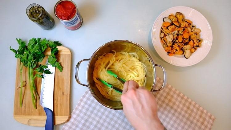 Machen Sie Spaghetti, um Pasta zu machen