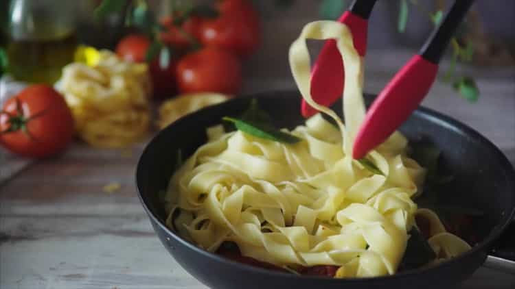 За да смесите макароните със сирене, смесете съставките