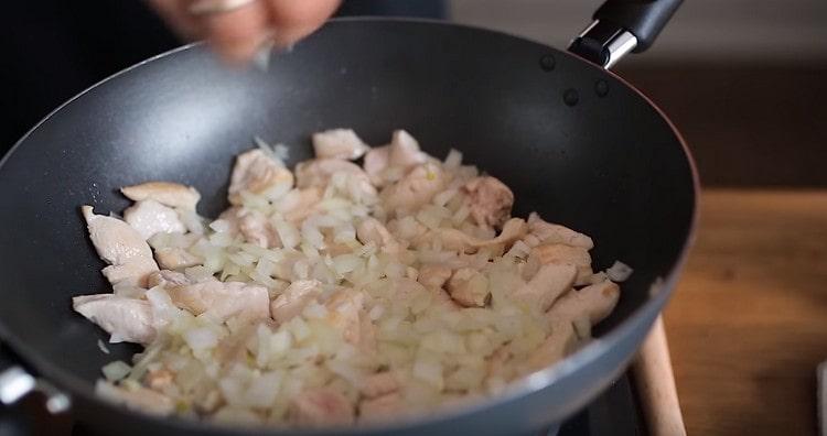 Στο τηγάνι, προσθέστε το κρεμμύδι στο κρέας.