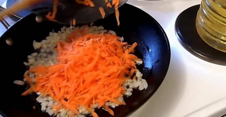 Για να προετοιμάσετε το πιπέρι, προετοιμάστε τα λαχανικά για τη σάλτσα
