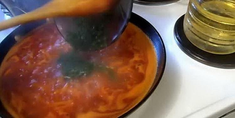 Για να μαγειρέψετε πιπέρι, ψιλοκόψτε τα χόρτα