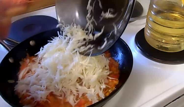 За да сготвите пипера, солете зелето