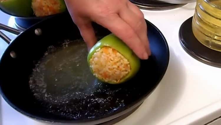 Για να μαγειρέψετε το πιπέρι, τηγανίστε τα υλικά