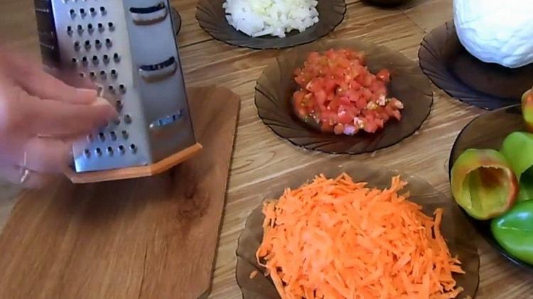Κόψτε τα λαχανικά για να κάνετε πιπέρι