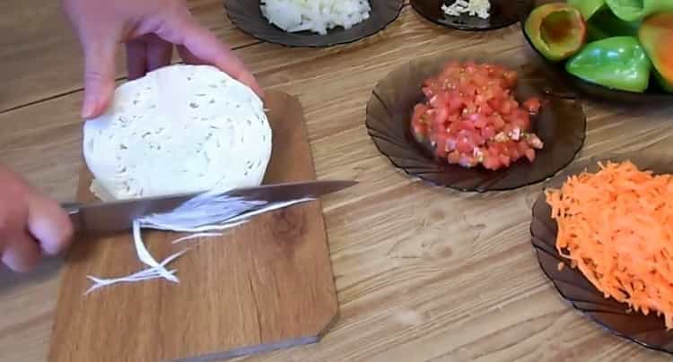 Για να μαγειρέψετε το πιπέρι, κόψτε το λάχανο