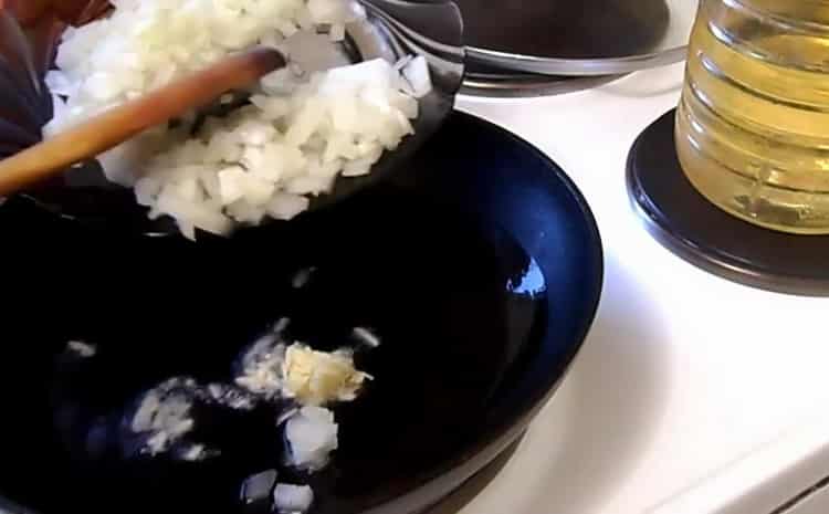 لطهي الفلفل ، يقطع البصل