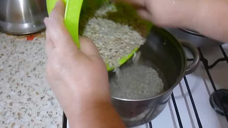 Für die Herstellung von Gerste das Getreide kochen