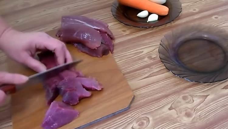 Für die Zubereitung von Graupen mit Fleisch bereiten Sie die Zutaten vor