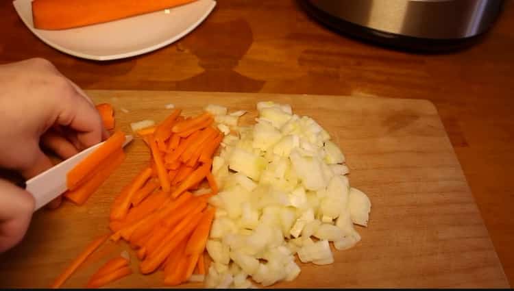 Per cucinare l'orzo perlato, tagliare le verdure