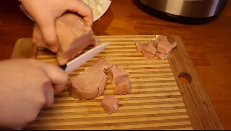 За перлен ечемик нарежете месо