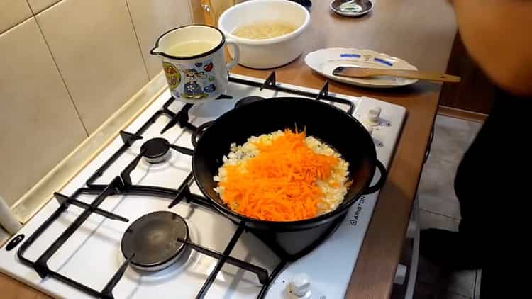 Vařit perličkový ječmen, smažit mrkev
