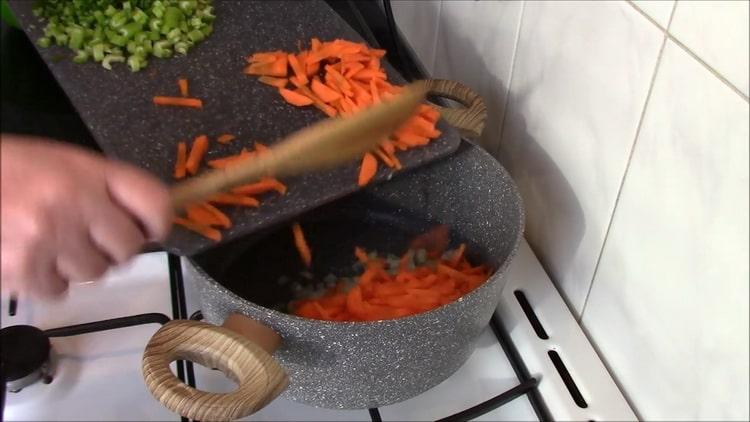 Για να μαγειρέψετε μαργαριτάρι κριθάρι με στιφάδο, τηγανίζετε τα λαχανικά