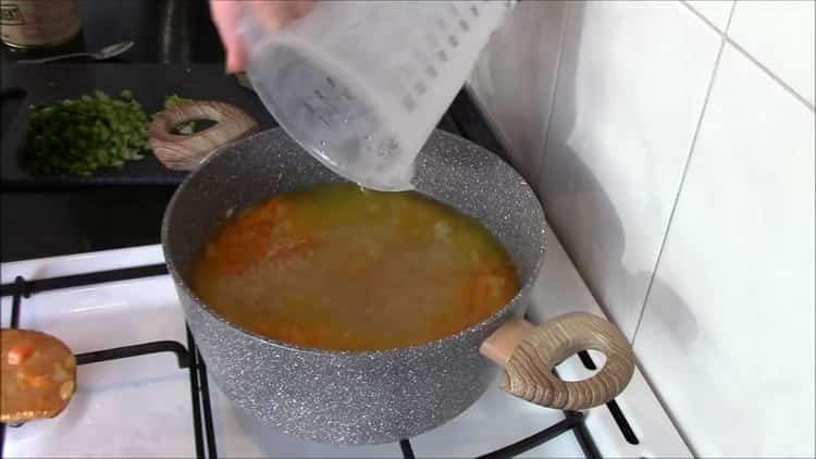 Fügen Sie Wasser hinzu, um Gersteneintopf zuzubereiten