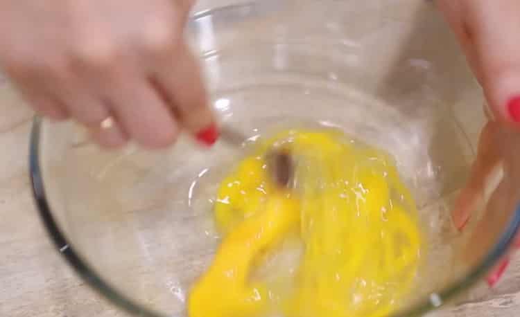 Eier schlagen, um einen Kuchen zu machen.
