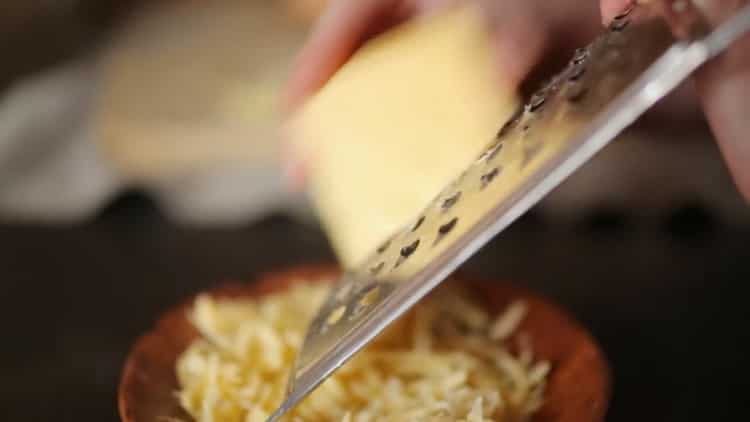 Käse reiben, um einen Kuchen zu machen