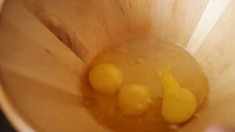 Eier brechen, um einen Kuchen zu machen