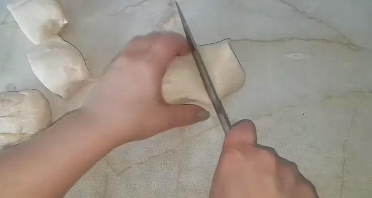 Für die Zubereitung von Kohlpasteten den Teig schneiden