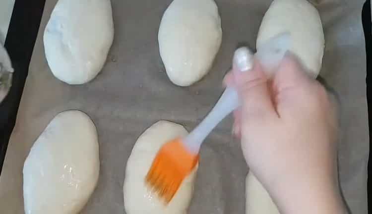 Für Kohlpasteten die Pasteten mit Butter einfetten