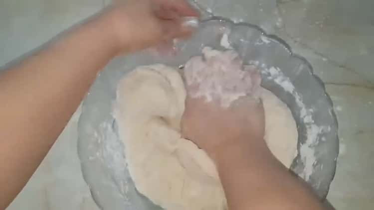 A tészta összetevőit kombinálva készítik káposzta pitéket