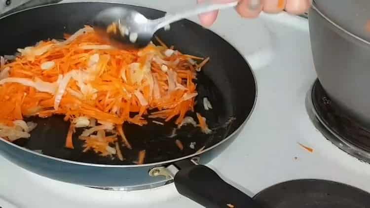 Friggere le carote per fare torte di cavolo