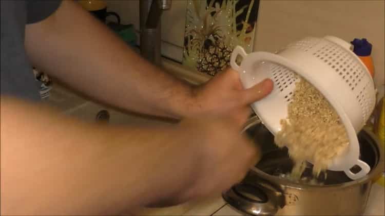 Μαγειρεύοντας pilaf από μαργαριτάρι κριθάρι