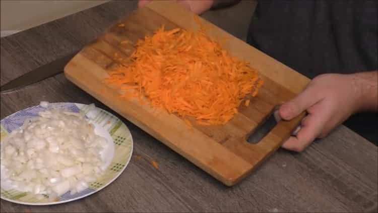 За да готвите пилаф от перлен ечемик, настържете морковите