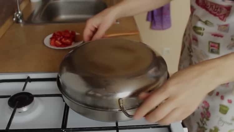 Για να κάνετε το σάλτσα, καλύψτε το τηγάνι