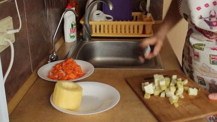 Per preparare il sugo, tagliare le zucchine