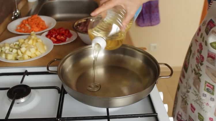 A mártás főzéséhez melegítse a serpenyőt