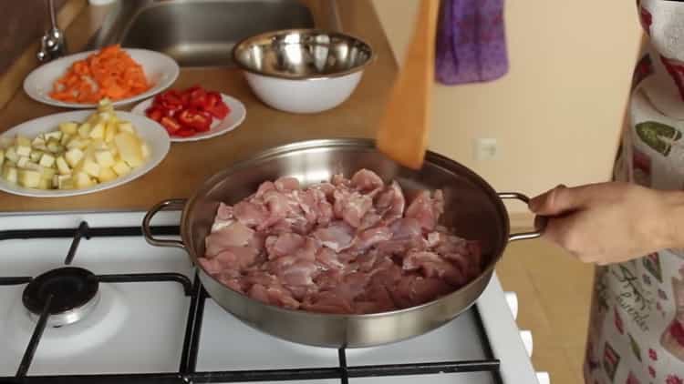 Friggere la carne per preparare il sugo
