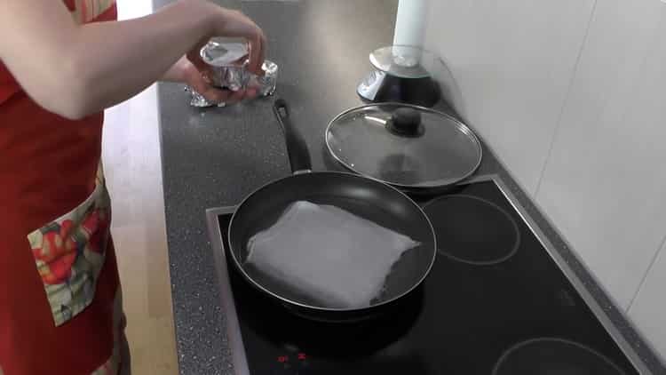 Για να προετοιμάσετε το πουτίγκα, ετοιμάστε ένα τηγάνι