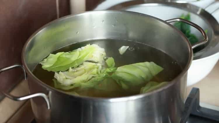 Για να μαγειρέψετε φαλί από σπανάκι στη Γεωργιανή, βράστε το λάχανο