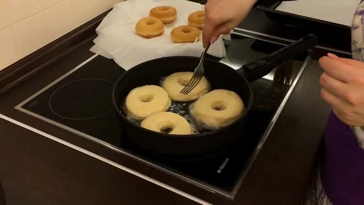 Amerikanische Donuts zubereiten, anbraten