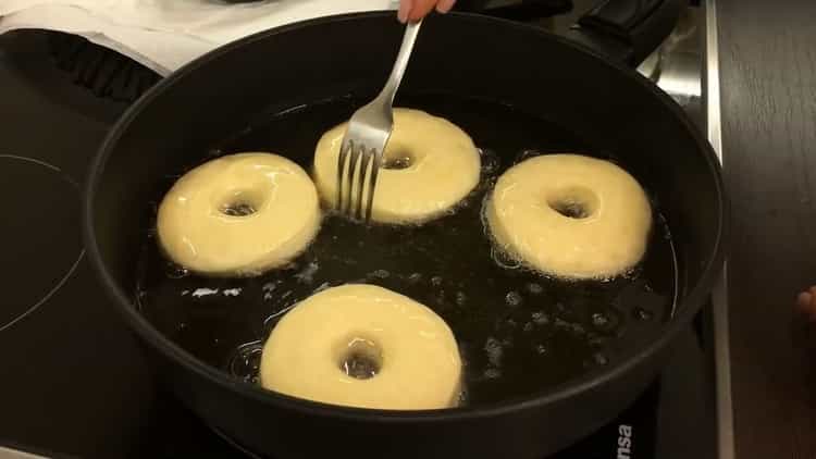 Zum Kochen von amerikanischen Donuts die Pfanne vorheizen