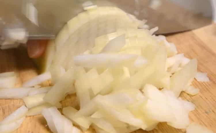 Norėdami gaminti kopūstų ritinius, susmulkinkite svogūną