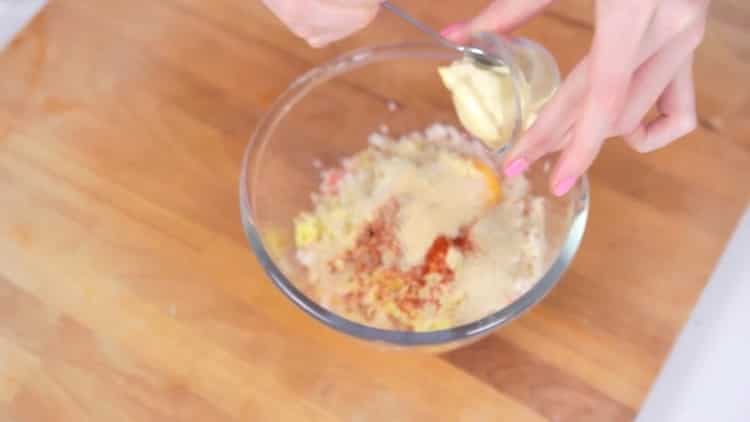 A crabsburger elkészítéséhez adjon hozzá majonézt