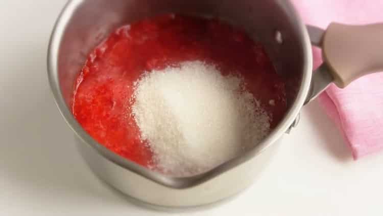 Sumaišykite uogas ir cukrų, kad susidarytų ledai.