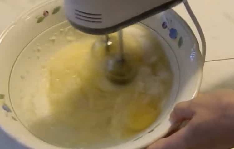 Per preparare i waffle, mescola gli ingredienti.