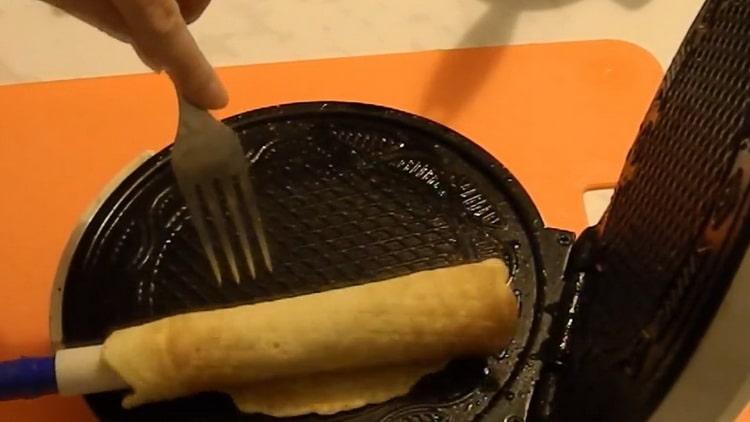 I-twist ang tubo upang makagawa ng mga waffles