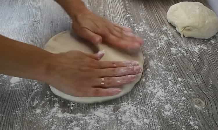 Ρίξτε μια επίπεδη κέικ για να κάνετε khachapuri