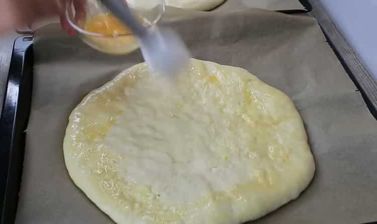 Khachapuri készítéséhez olajozza meg a tortát